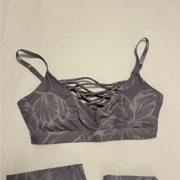 Fabletics set High waisted 7/8 Capri Leggings with matching strappy Sports Bra - Picture 3 of 11